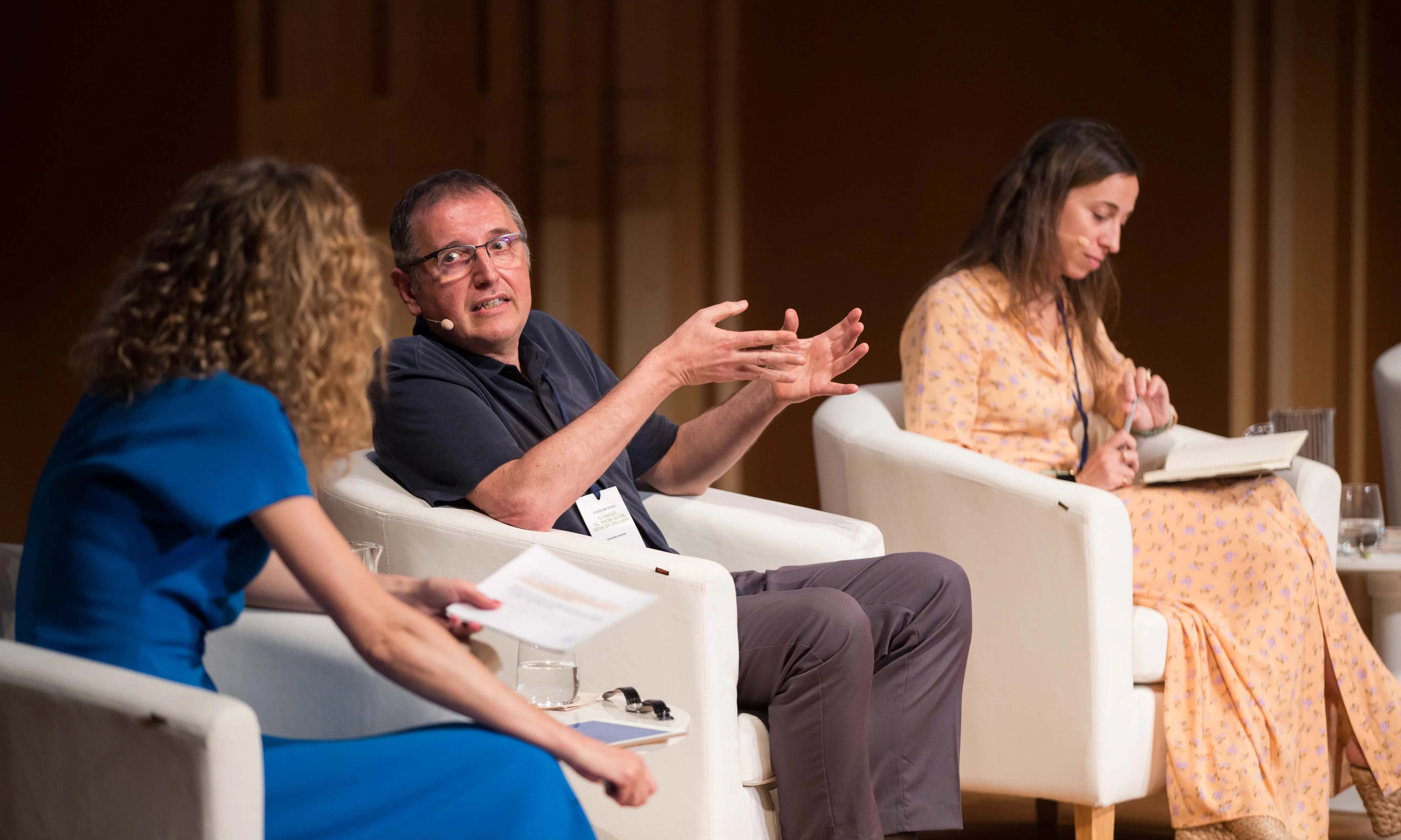 El consultor social Fernando Fantova durant la seva intervenció a l'escenari del Petit Palau a Barcelona.