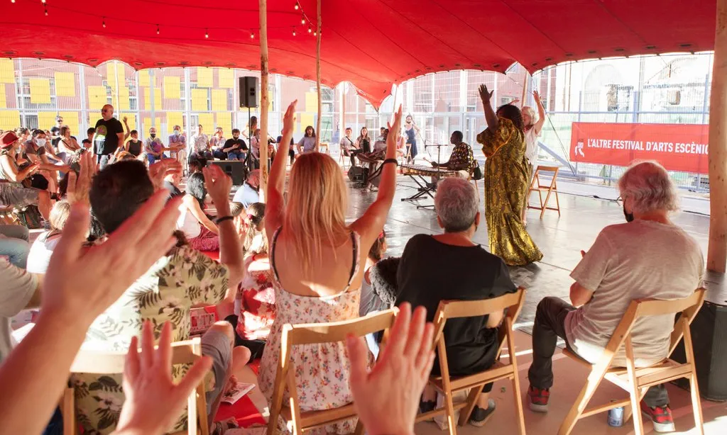 Alguns dels esdeveniments més rellevants que organitzen són 'El Charco, el festival de las afueras' i 'L'Orgull de la Trini', entre altres.