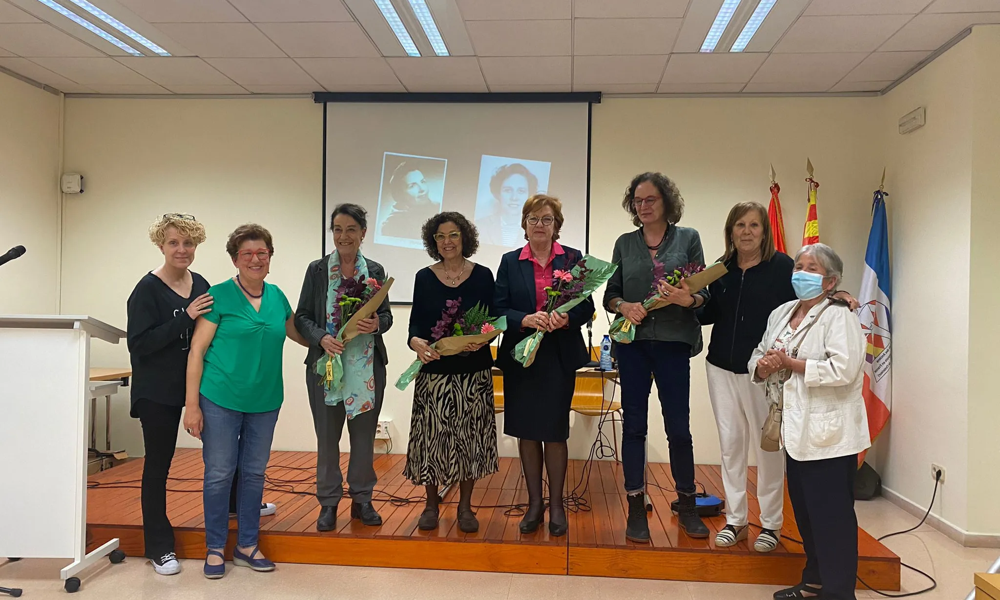 Conferenciants de l'associació i actrius d'un dels muntatges teatrals que organitza l'entitat. 