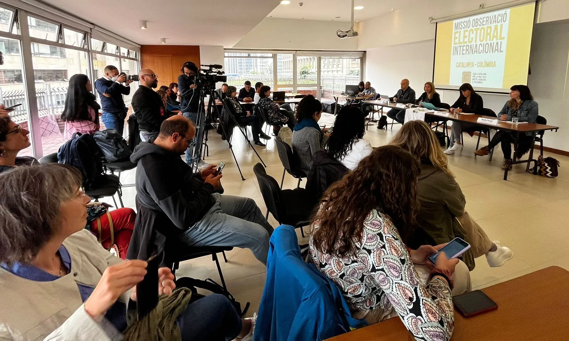 El que més destaca la missió és que el desenvolupament de la jornada va ser, majoritàriament, pacífic, amb una participació ciutadana de més del 50%.