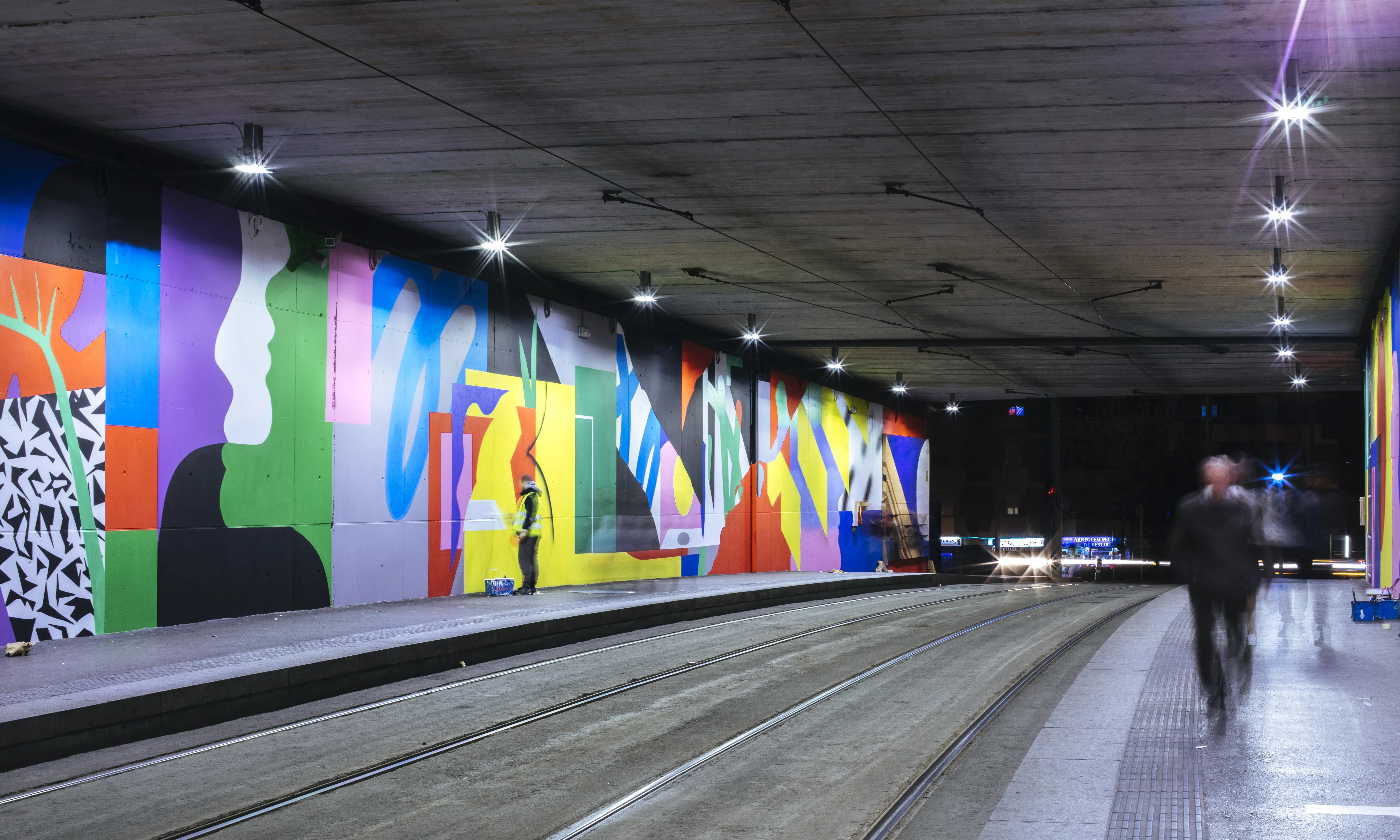 Estació de tren amb mural d'art urbà