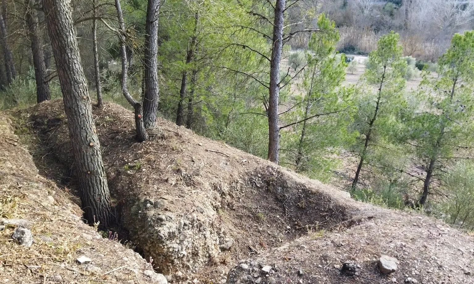 Imatge de les trinxeres situades al Pont Vell de Cabassers, al Priorat.