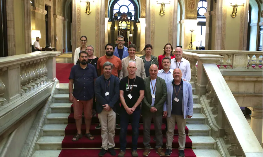 Membres de No a la MAT Selva amb representants dels partits polítics del parlament que donen suport a l'acord de derogació del projecte.