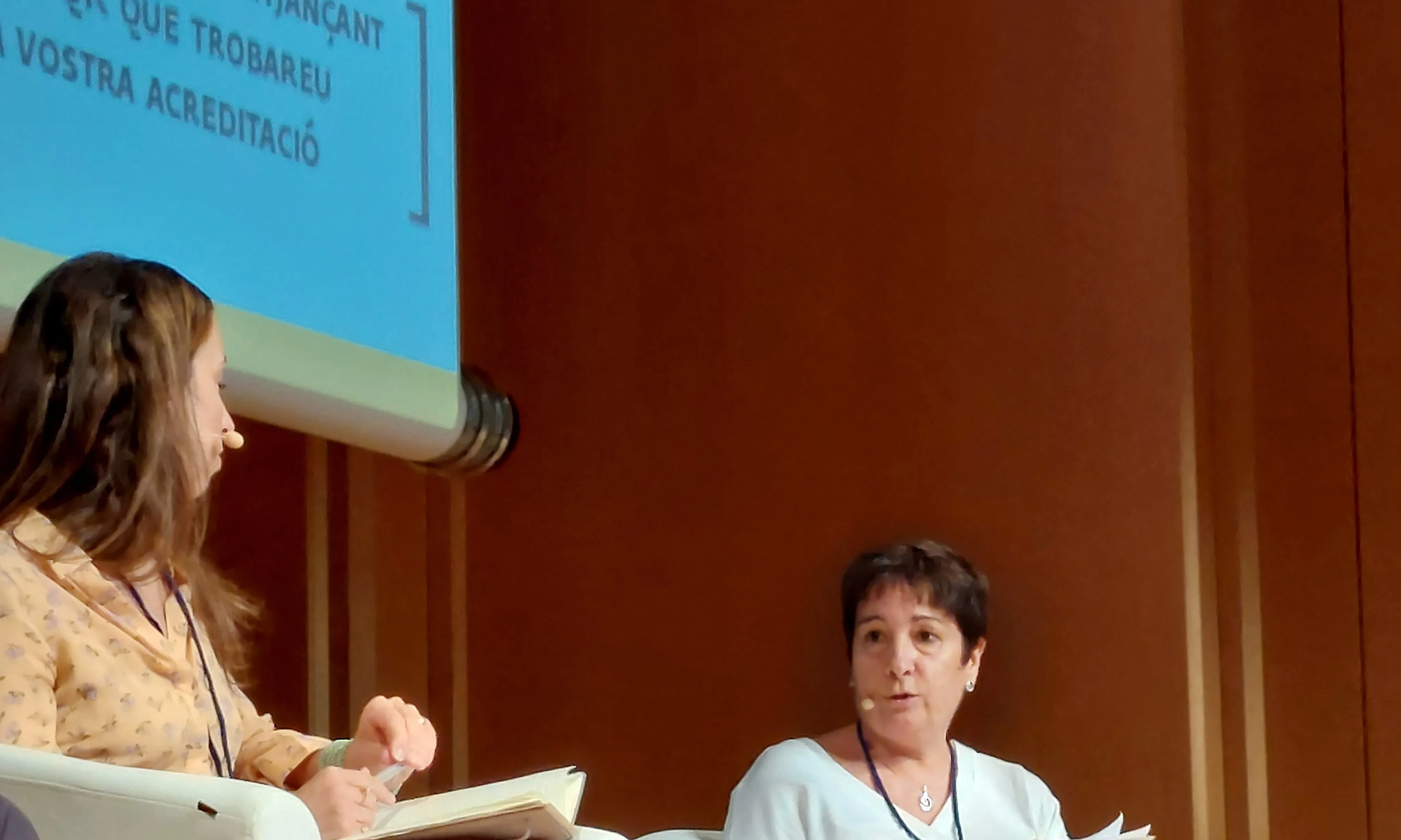 La directora de l'Observatori Social de la Fundació La Caixa, Arantxa Ribot, i la cap de Programa de Necessitats Bàsiques de Càritas Barcelona, Mercè Darnell.