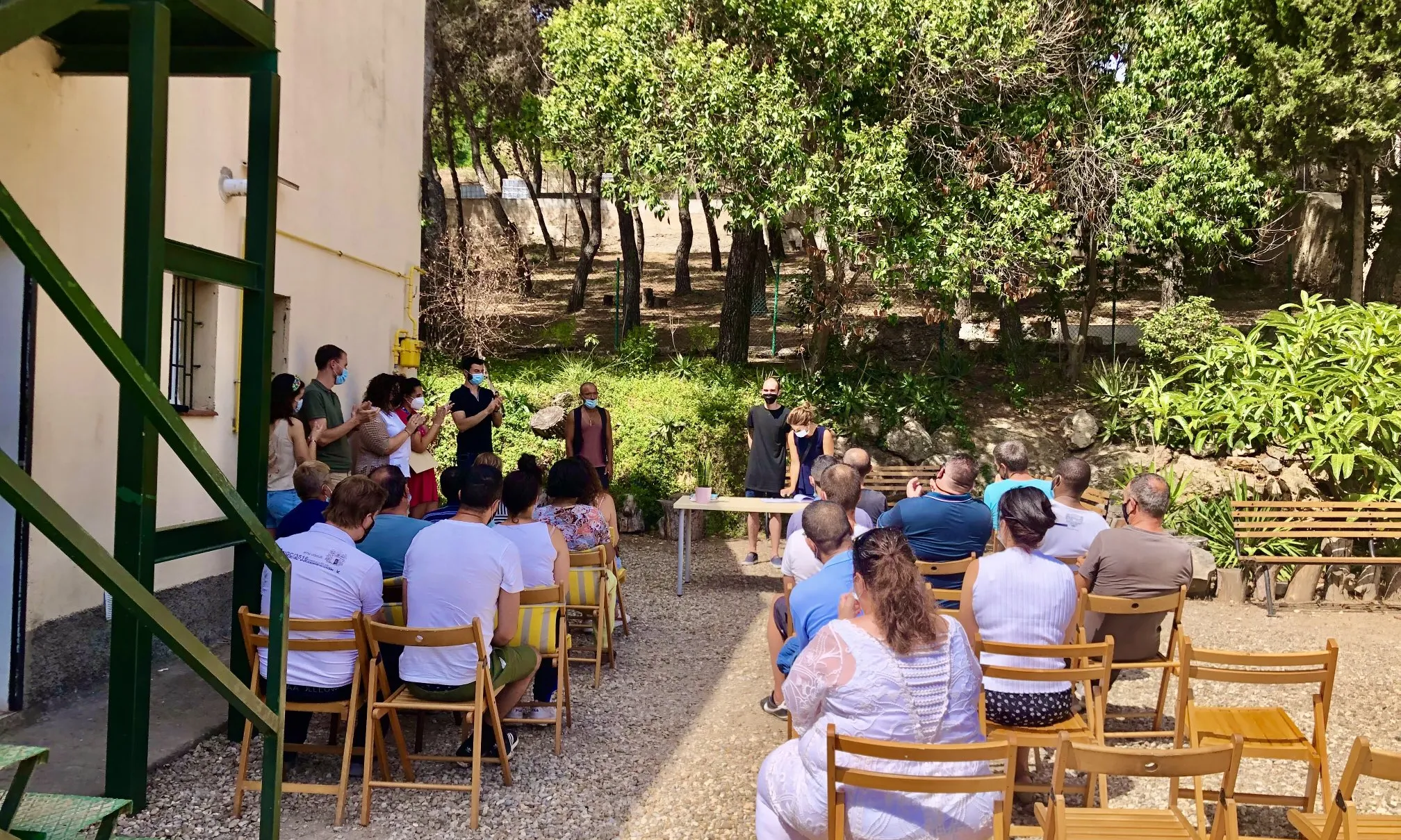 Moment de celebració per una alta terapèutica en un centre de Projecte Home Catalunya.