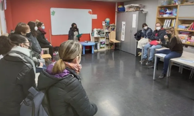 Una trobada de #RavalBarriEducador, que es dinamitza des del Grup d'Educació Comunitària. Font: Fundació Tot Raval.