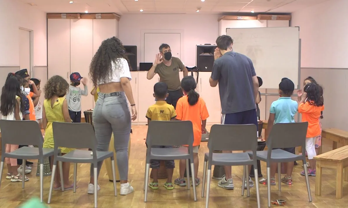 Xamfrà Centre de música i escena del Raval, és un dels espais del barri del Raval on es desenvolupen activitats per als infants i joves del barri.