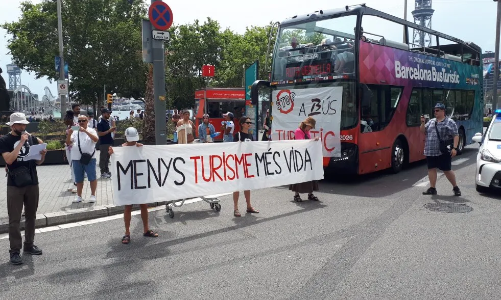 Acció #ProuaBúsTurístic al passeig de Colom per denunciar el nou procés de turistització a la ciutat.