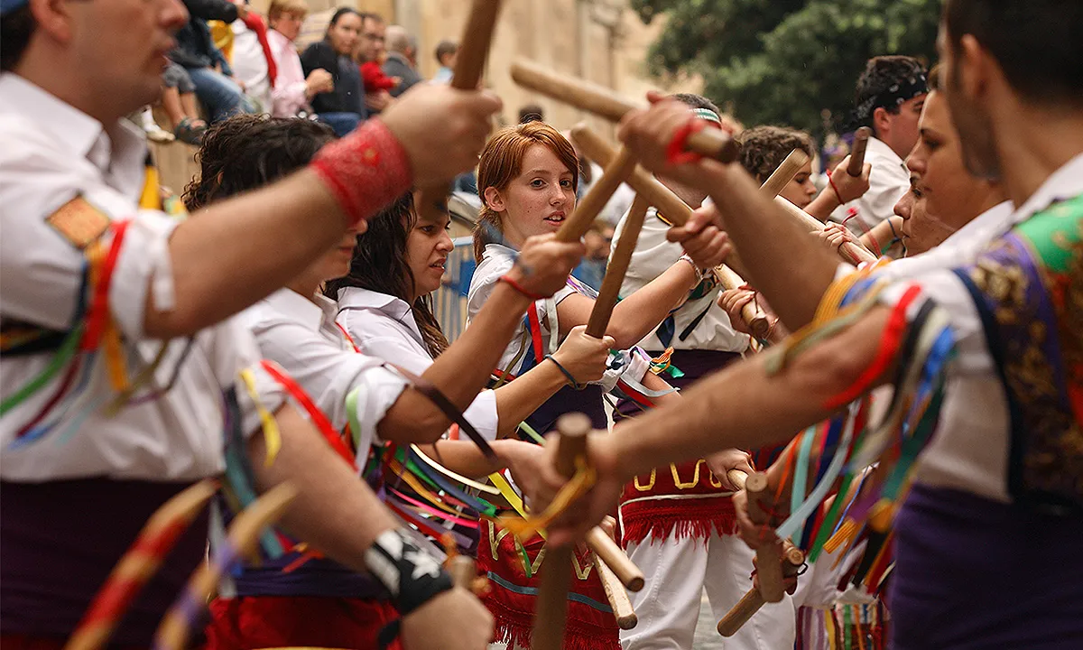 El Cos de Bastoners de l’Esbart Santa Tecla.