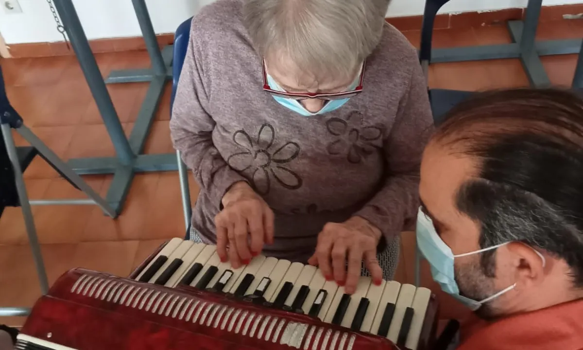 Al projecte 'Música i dansa per l’oblit', desenvolupat a residències per a gent gran, compta amb la participació de les famílies en algunes sessions.