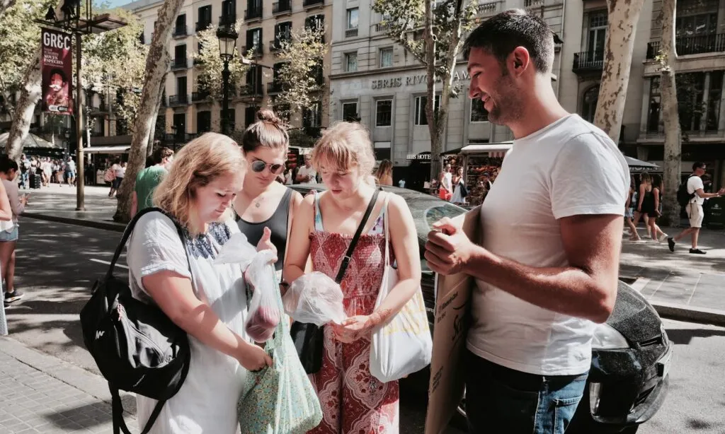 Ricard Rodríguez, durant una de les accions de la iniciativa a la Rambla de Barcelona.
