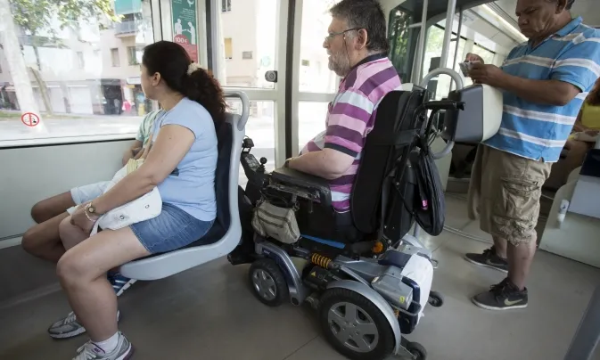 El dret a la mobilitat i al transport accessible de les persones amb discapacitat física sovint no és respectat.