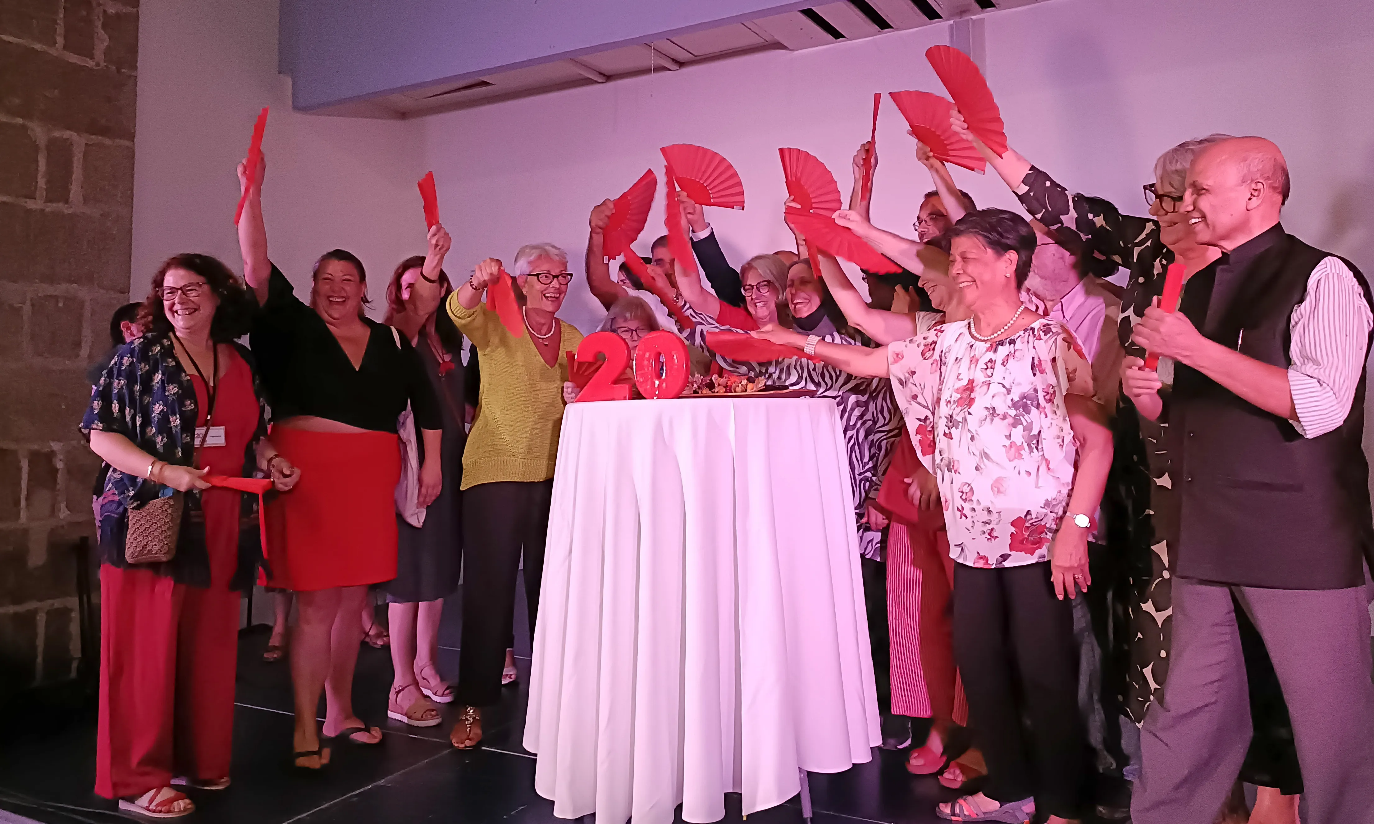 L'equip de Tot Raval, juntament amb molts dels agents del barri amb els quals treballen, van celebrar l'efemèride de la fundació.