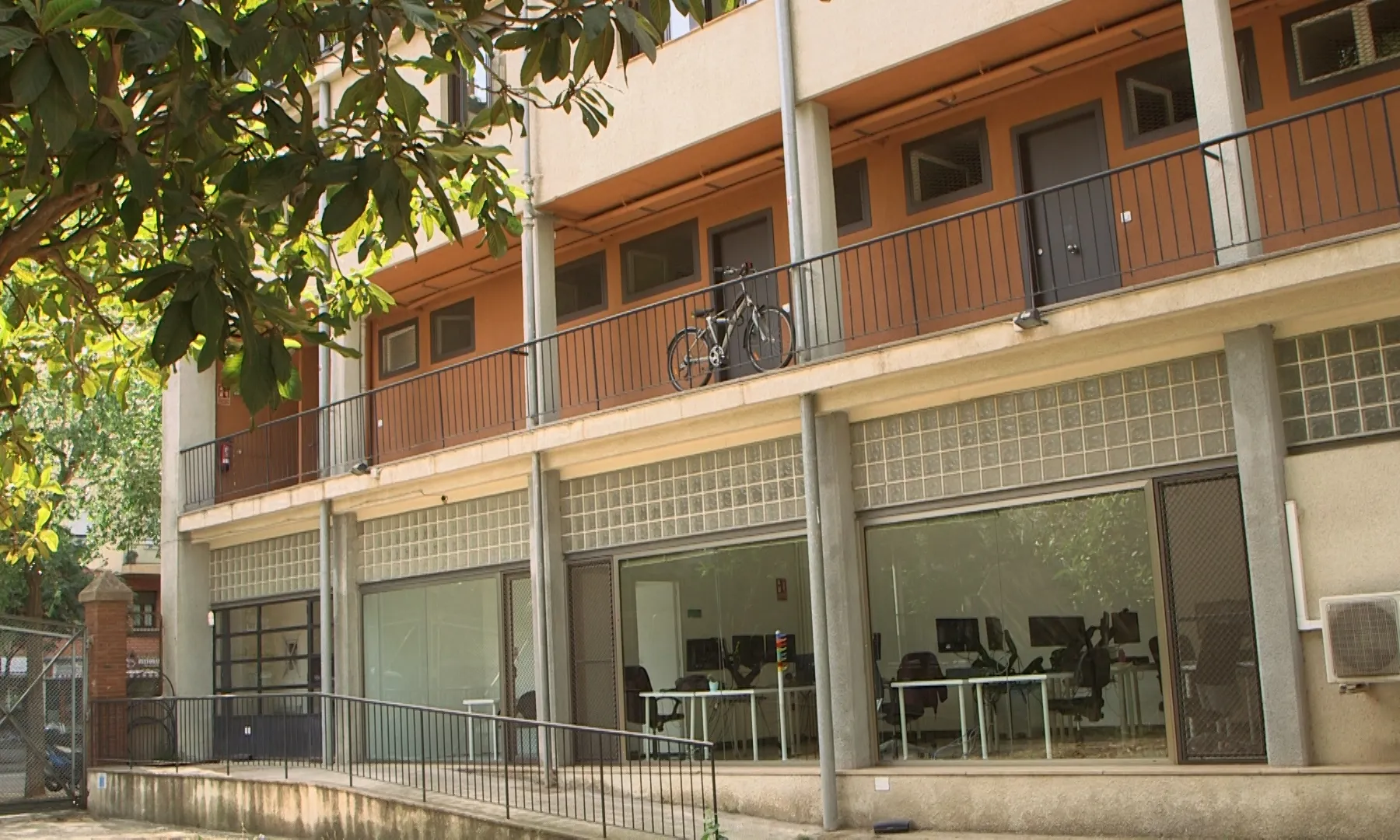 L'objectiu principal del projecte 'Llar Casa Bloc' és garantir el dret a l'habitatge a persones en risc d'exclusió social.