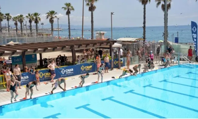 El salt conjunt a la piscina s'ha convertit en un acte simbòlic del 'Mulla't'.