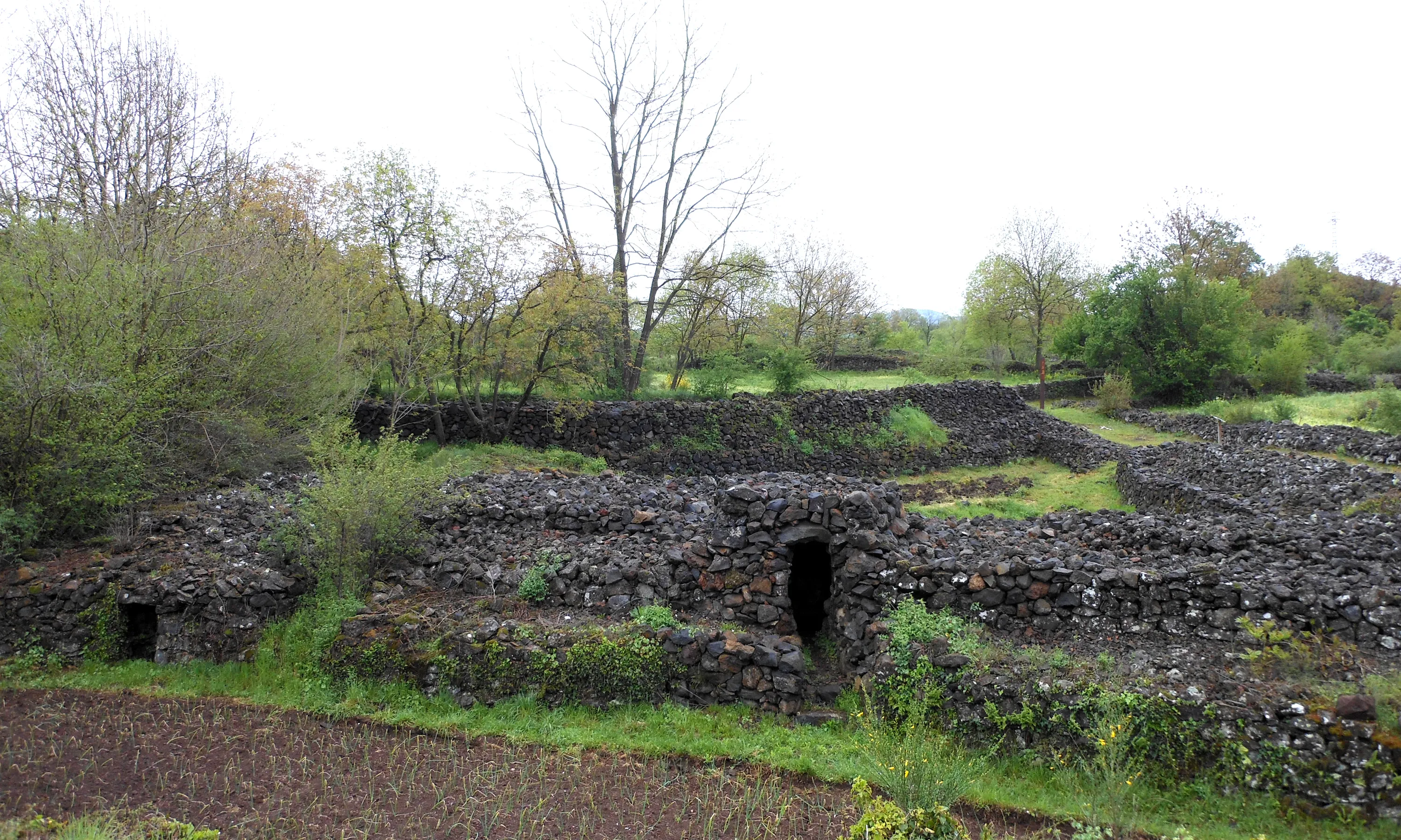 Construcció de pedra seca al parc de la Pedra Tosca (Garrotxa).
