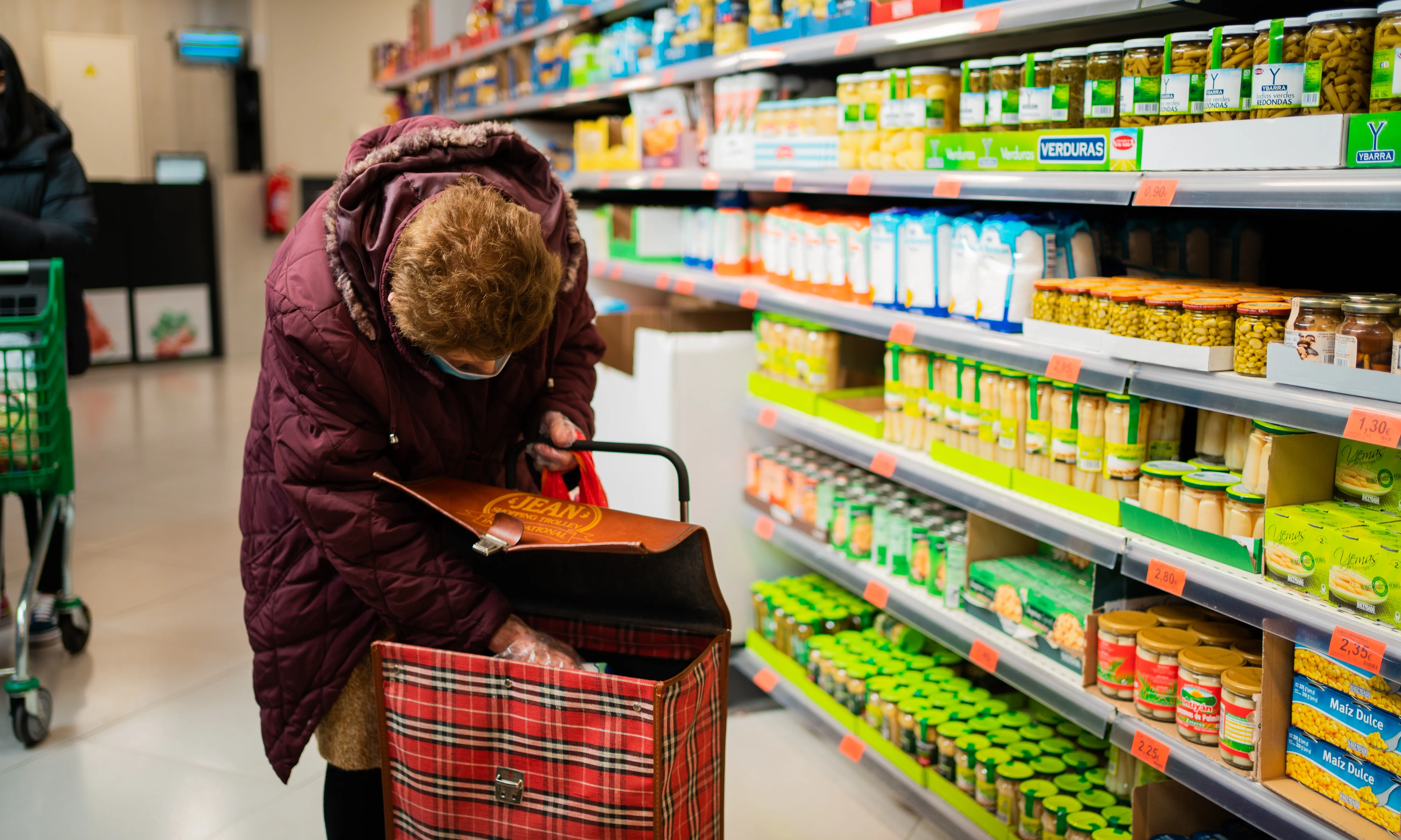 El preu dels productes i serveis bàsics ha augmentat un 33,1% des del març de 2021.