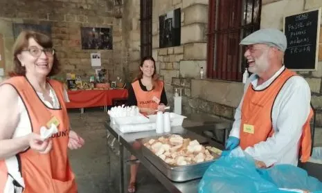 L'Hospital de Campanya de Santa Anna, a Barcelona, cerca voluntariat per als esmorzars, dinars i sopars de dilluns a dissabte.