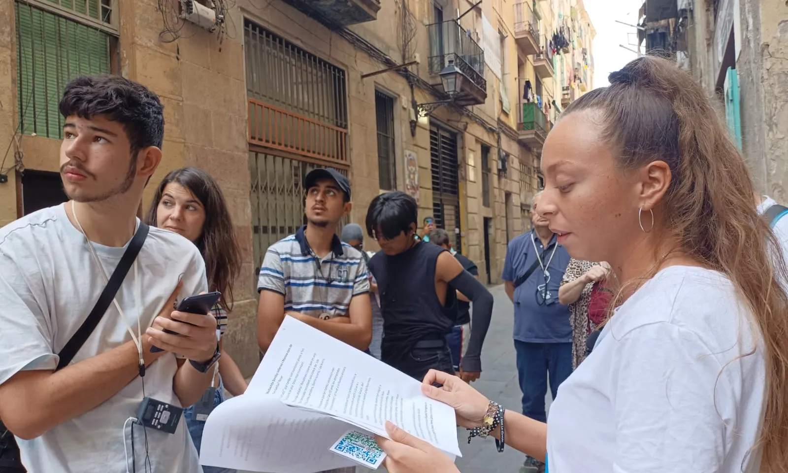 Talita Gabarre, de l'associació Carabutsí, explicant la ruta de la rumba catalana per a un grup de la cooperativa Colectic.