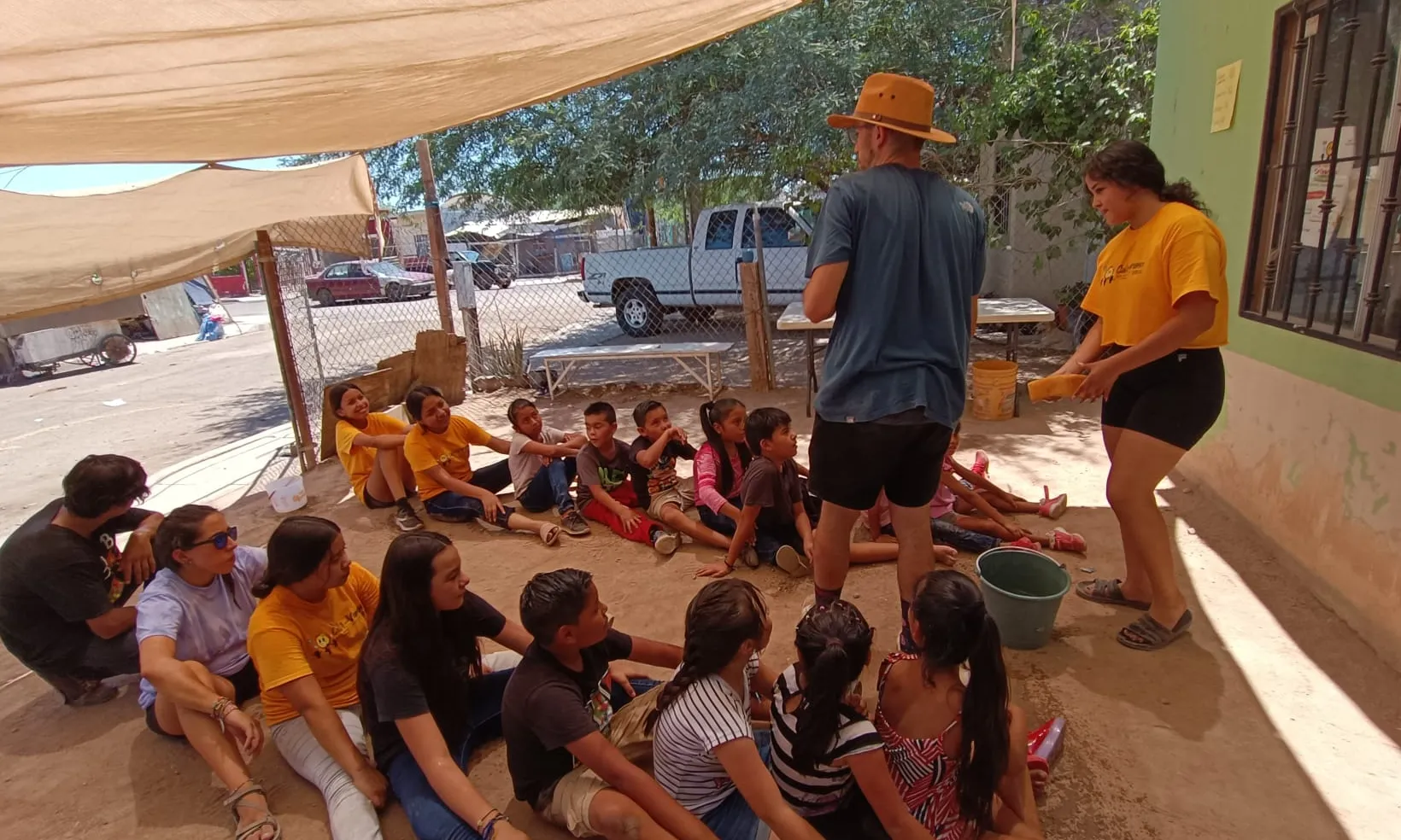 A les colònies, infants i joves poden jugar i aprendre.