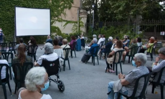 El cicle de cinema documental es fa cada estiu al pati de l’Ateneu Santcugatenc, a Sant Cugat del Vallès. Font: Xarxa d'Economia Solidària de Sant Cugat