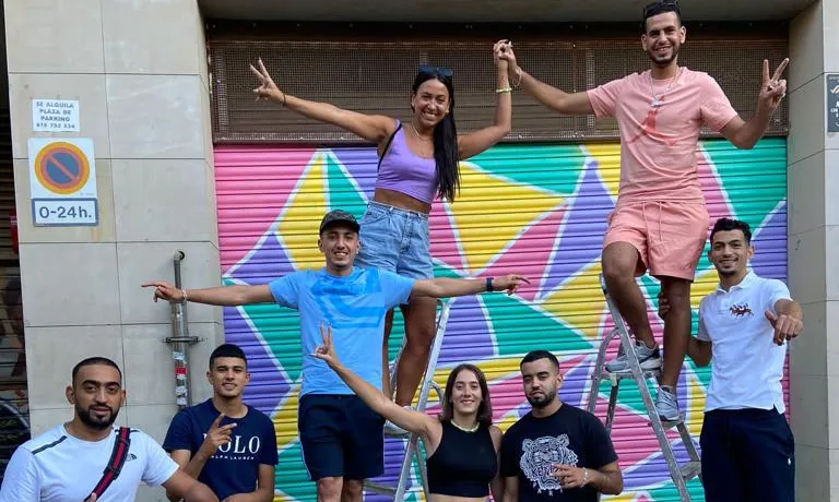La integració sociolaboral, comunitària i lingüística és la fita principal d’aquesta iniciativa.