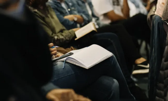 Un grup de persones com a públic d'una conferència, per representar la jornada 'El multilateralisme centrat en les persones: el paper de la societat civil a l'ONU'. Font: Unsplash