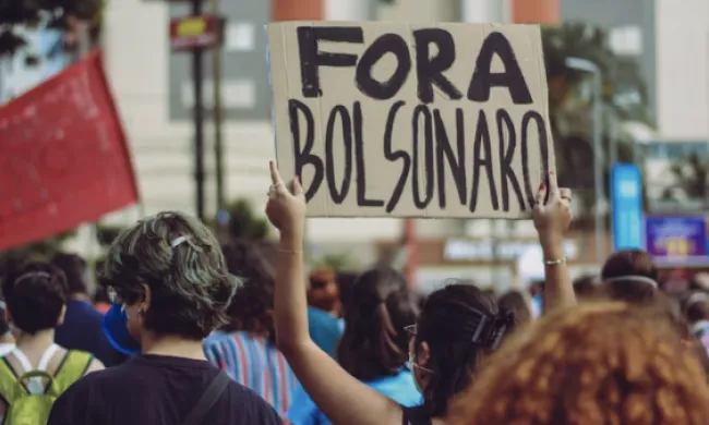 Manifestació en contra dels actes del president del Brasil, Jair Bolsonaro. Font: Llicència CC Unsplash