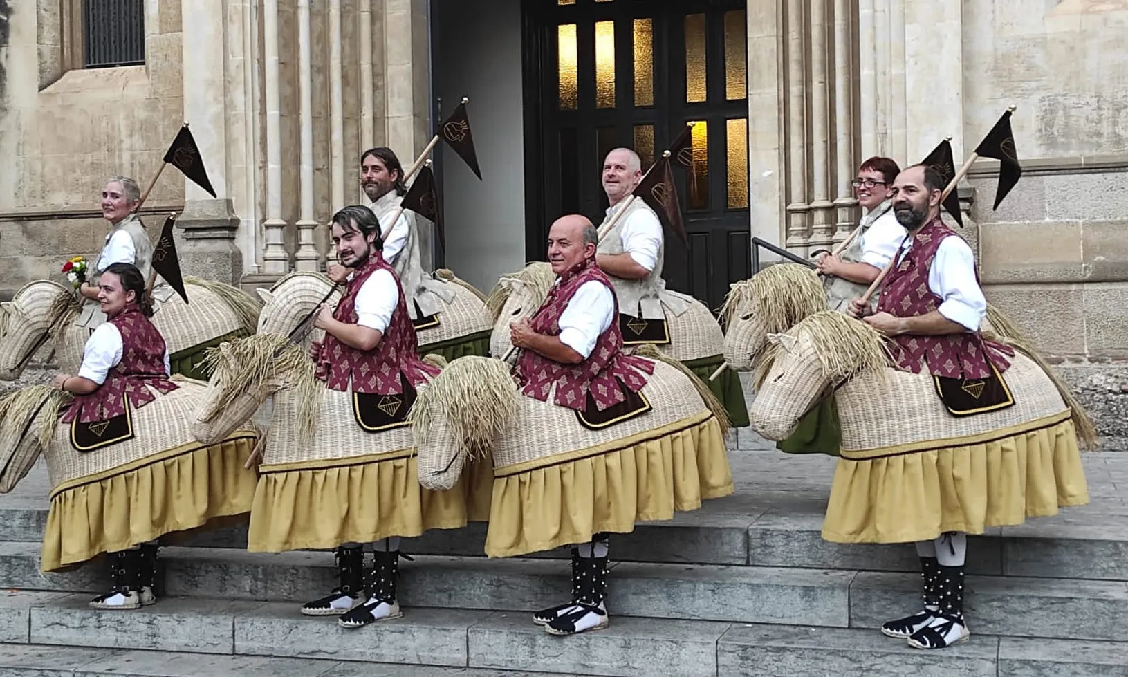 Els Cavallets Cotoners de Sabadell estan formats de vuit figures, que han estat construïdes amb medul·la de jonc, un tipus de vímet.