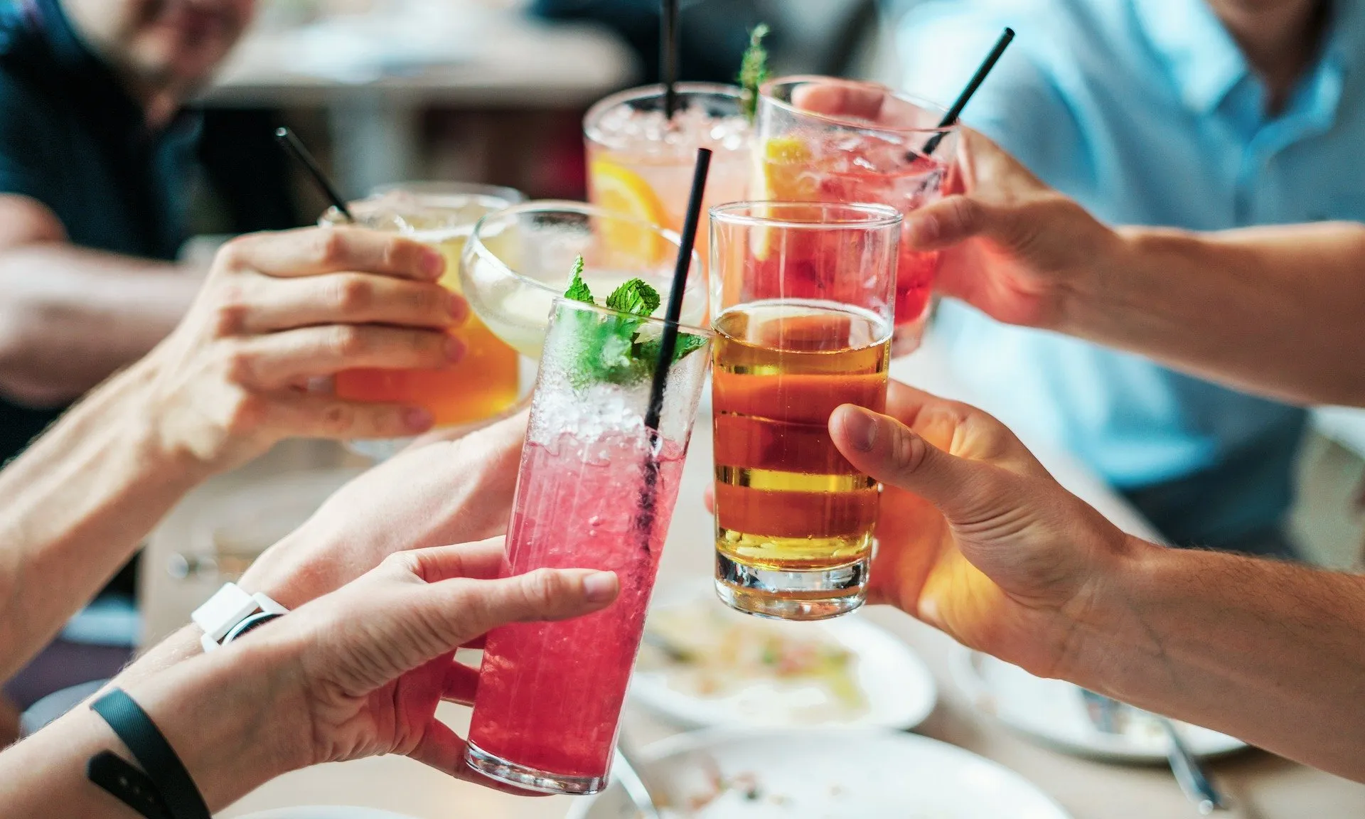 Un grup d'amigues brindant amb begudes alcohòliques refrescants.