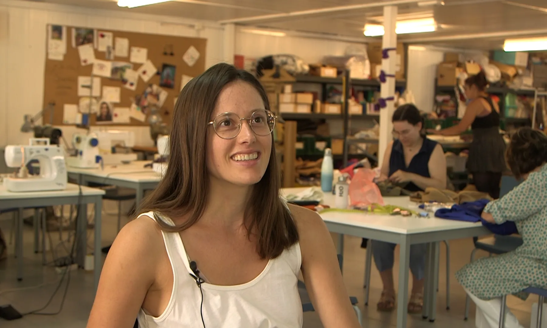 La Núria Targarona, una de les impulsores d'aquest projecte que es realitza al mateix taller de la Xarxa de Dones Cosidores al barri d'Horta, a Barcelona.