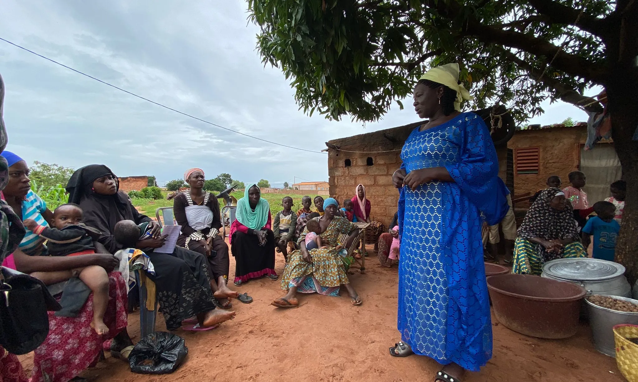 Solange Traoré, presidenta de la Federació Hakilisigui, explica el projecte a l’Associació Benkade, que es dedica a produir Beurre de Karité.