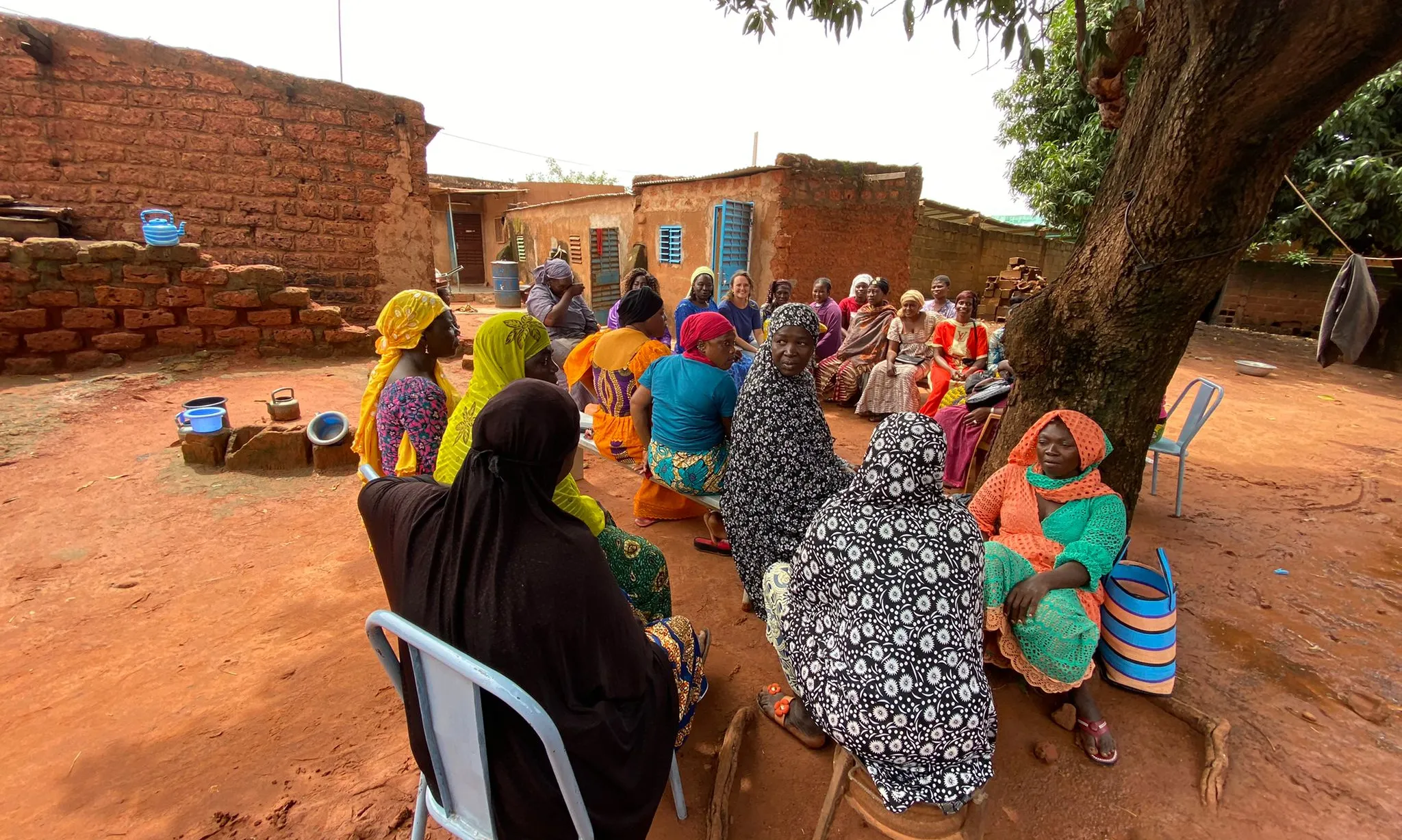 El projecte engloba tres aspectes: la salut sexual i reproductiva, la incidència de la política en les dones i la millora dels processos productius.