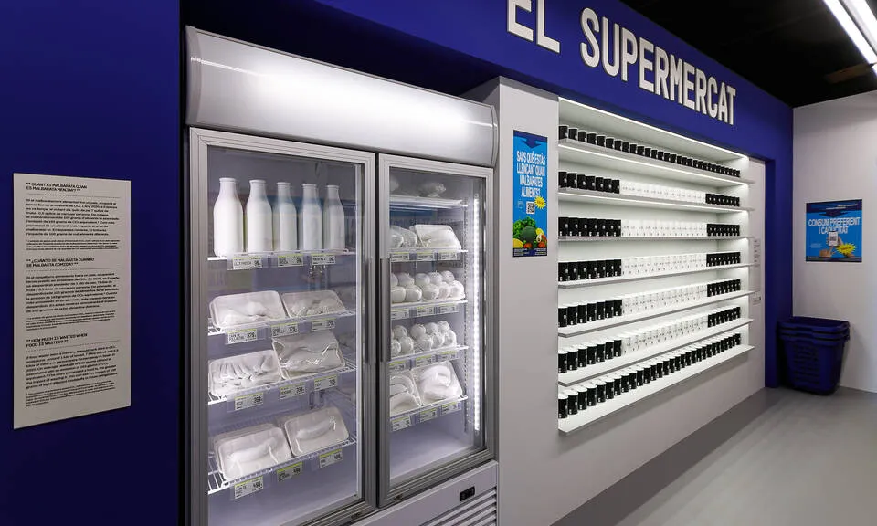 La mostra 'Tot el que no es menja' denuncia el malbaratament sistemàtic d’aliments.