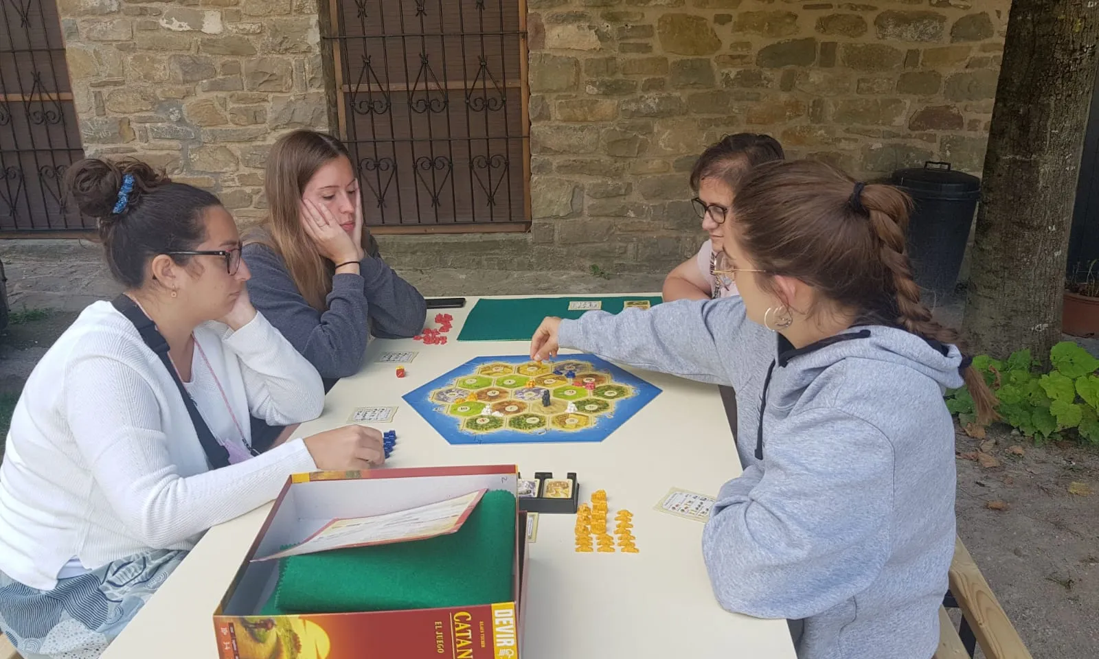 Algunes participants de l'anterior edició del IOCUS jugant al joc de taula Catan.