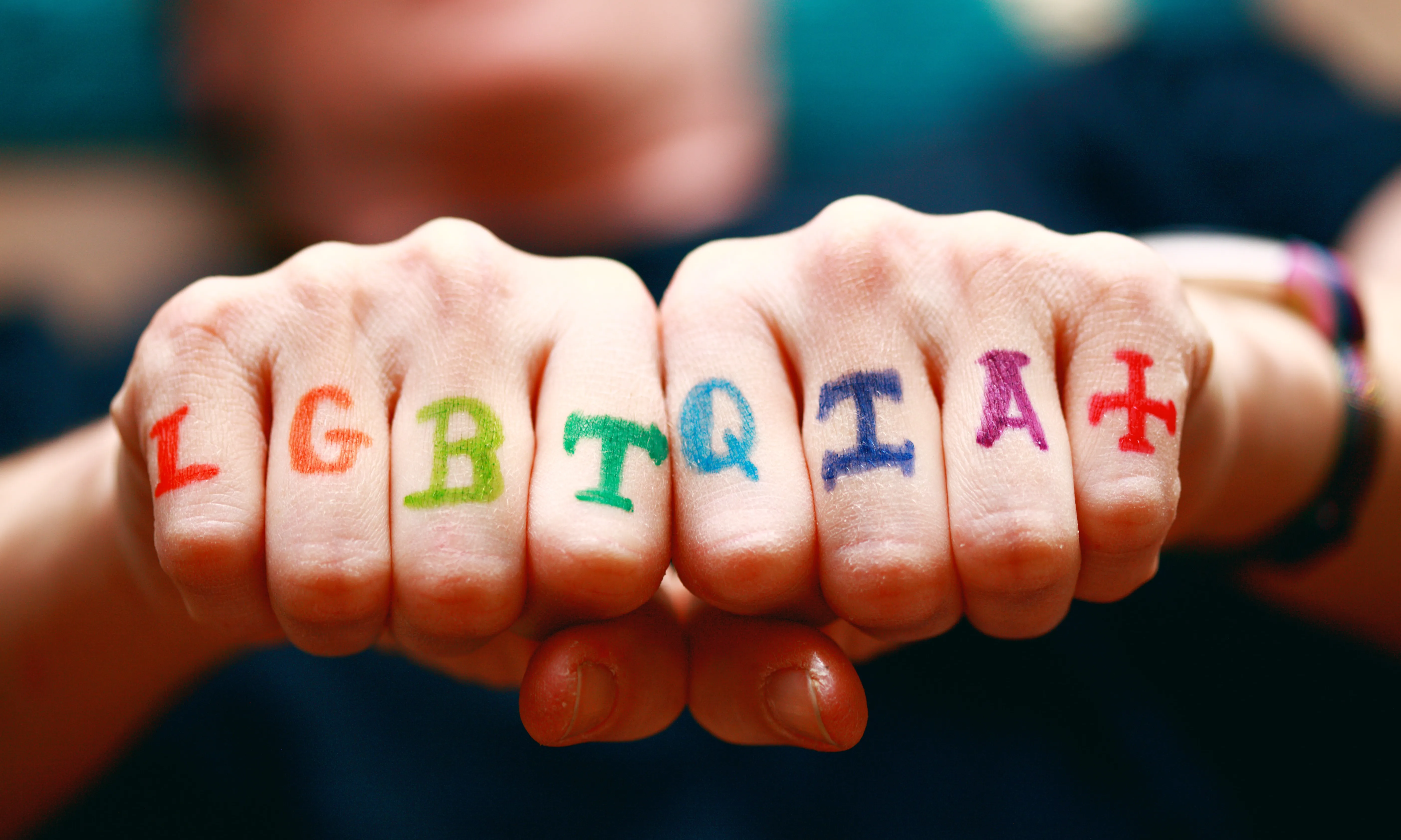 La pressió social que viuen les persones asexuals les pot portar moltes vegades a qüestionar-se la seva pròpia validesa.