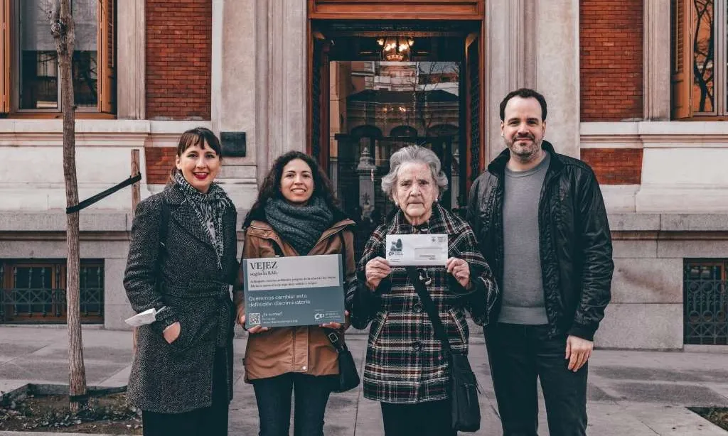 Rosa, persona gran acompanyada, i la Lídia, la seva voluntària, i part de l’equip tècnic de la fundació: Albert Quiles, director d’Amics de la Gent Gran; Marina Artés, responsable d’acció social a Madrid, i Bernardo Garrido, responsable d’Aliances estratè