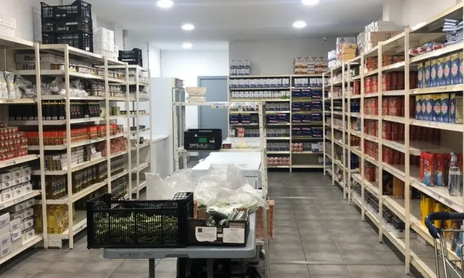 L'associació Gràcia Participa no pot obrir el Rebost Solidari pel retard en les subvencions i l'escassetat d'aliments.