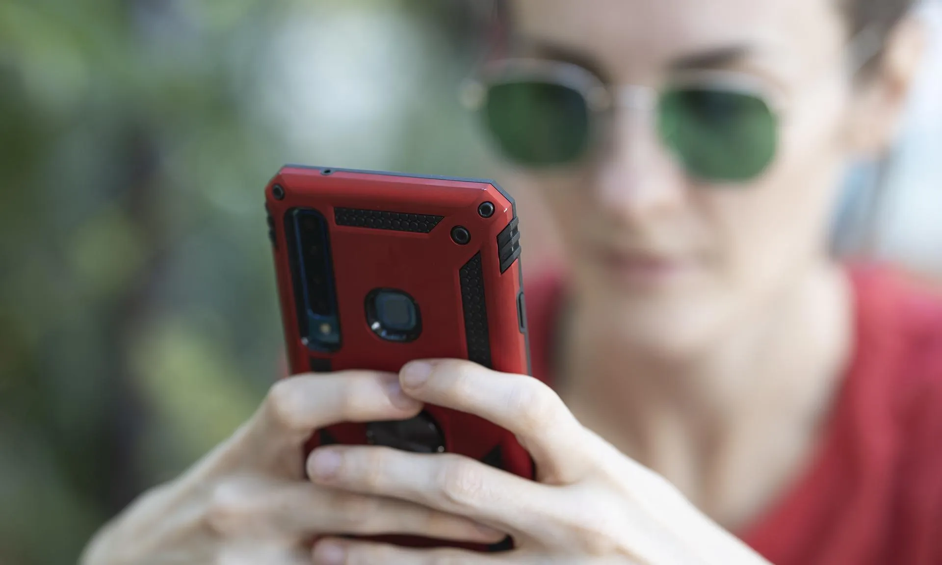 Una noia utilitzant el seu telèfon mòbil.