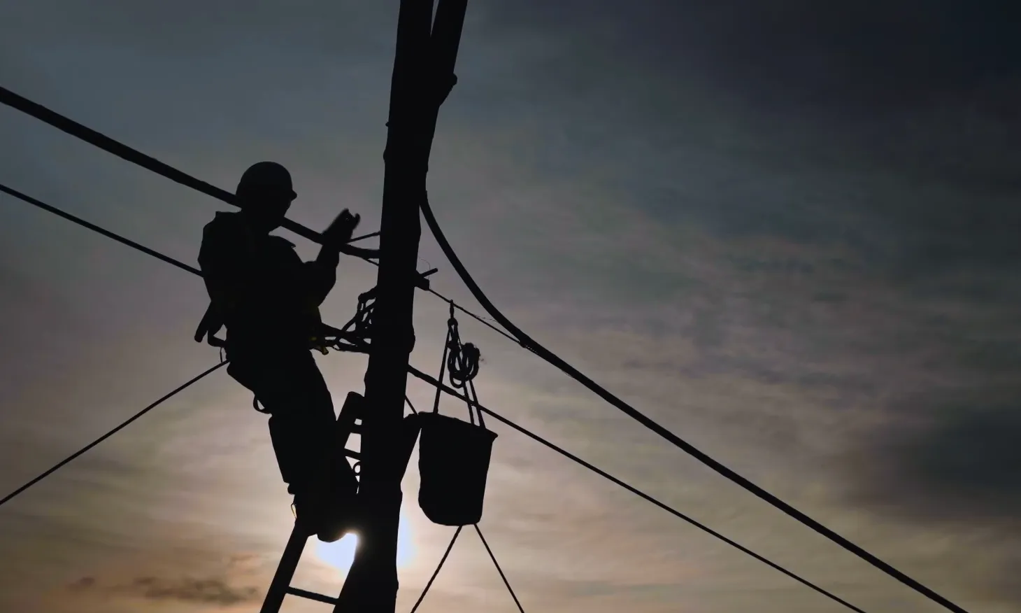 Un operari desplegant cable de fibra òptica en una zona agrícola, en una imatge del documental 'Última Milla'.