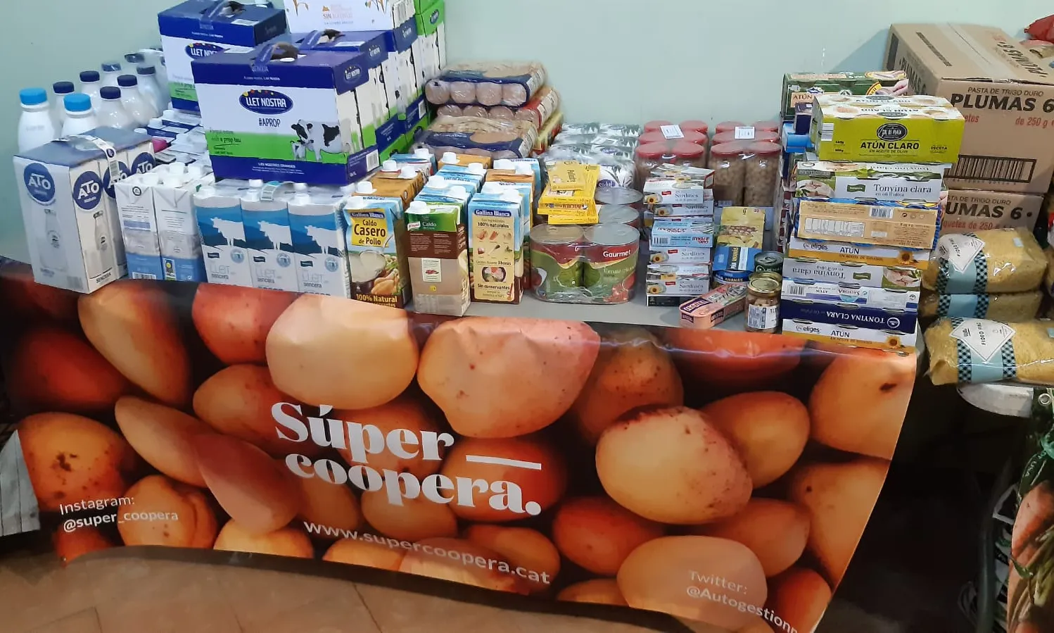 Una recollida d'aliments de Supercoopera.