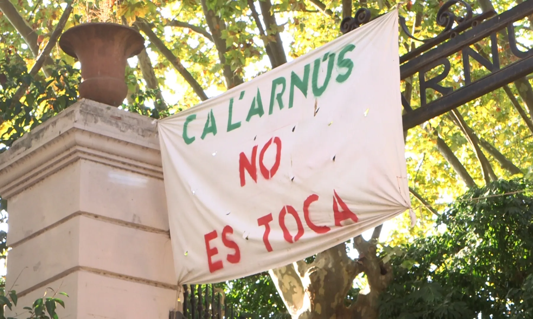 L'any 2017 es va posar en marxa en Pla General Metropolità per edificar al parc, pel qual la plataforma Defensem Ca l'Arnús lluita per revertir-lo.