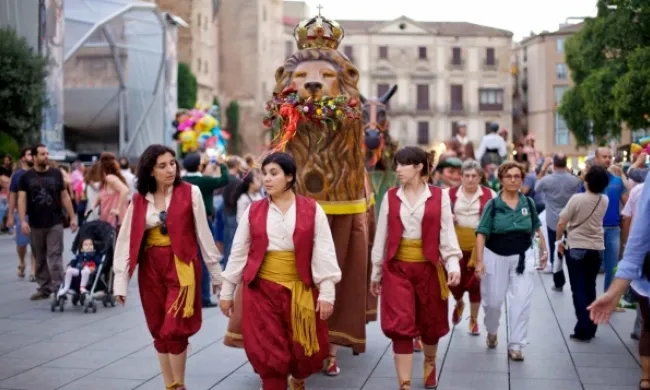 Esdeveniment de cultura popular protagonitzat per la figura festiva del Lleó de Barcelona. Font: Cercle de Cultura