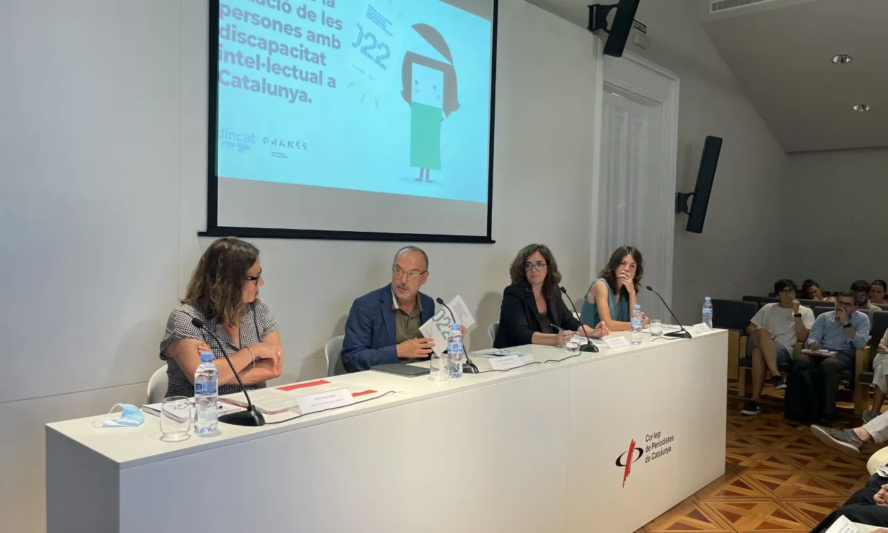 La secretària d'Afers Socials i Famílies, Anna Figueras; el director de Dincat, Carles Campuzano; la directora de Granés Fundació, Laura Masferrer, i l'autora de l'Informe, Ariadna Fitó, en la presentació.