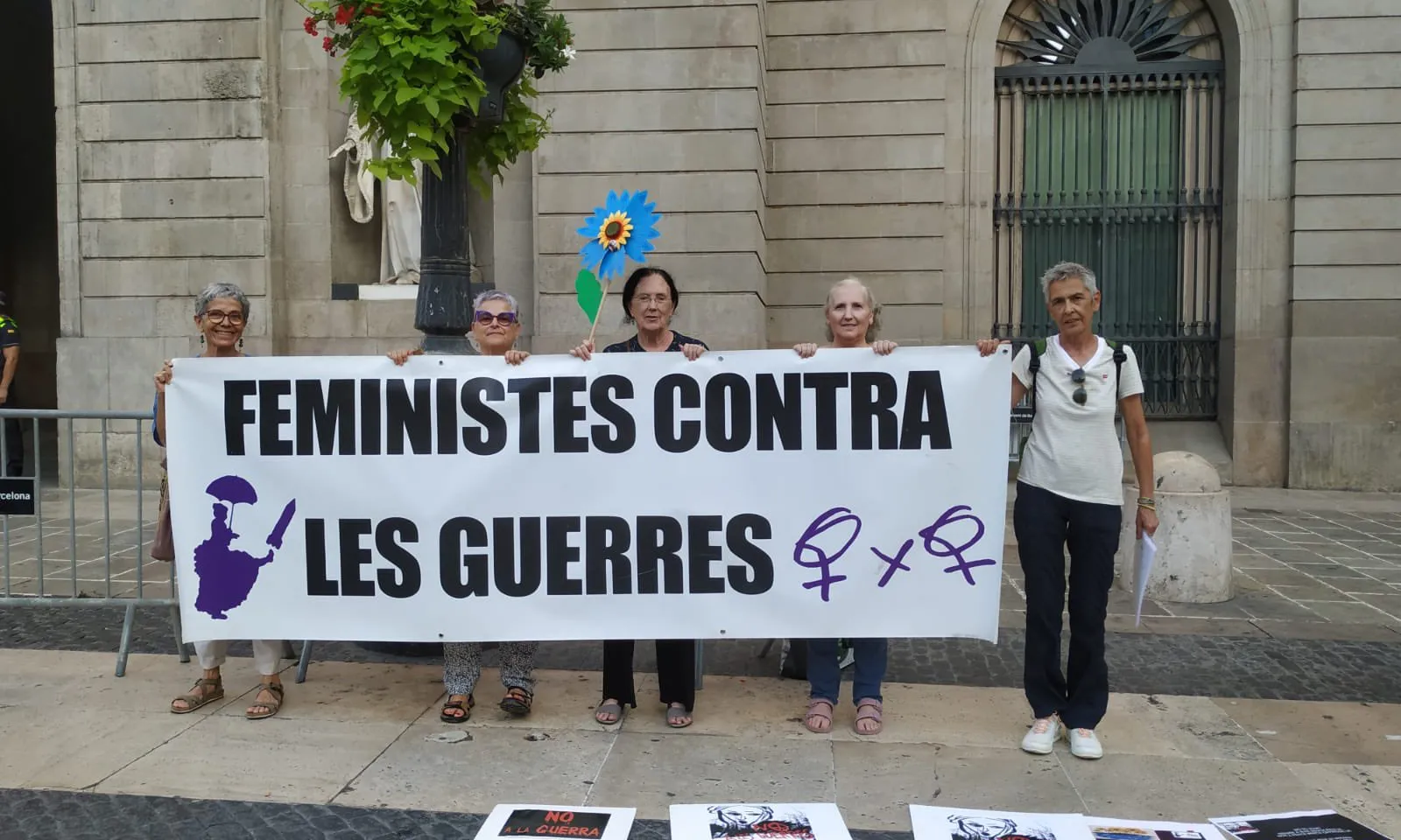 Dones x Dones són feministes antimilitaristes i estan vinculades a Ca la Dona, a Barcelona.