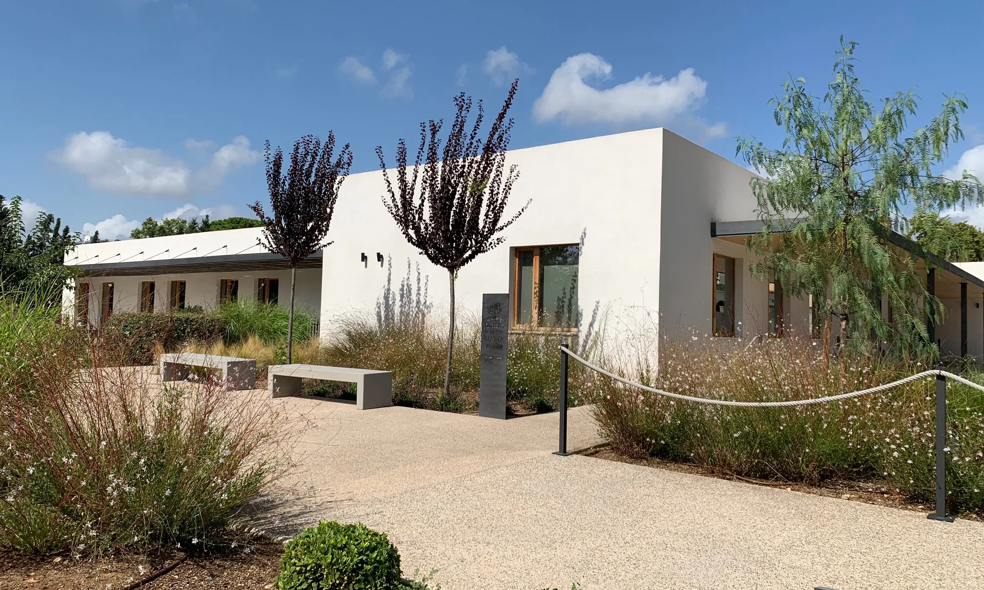 El Centre Terapèutic per a l’Alzheimer i la Unitat de la Memòria compta amb un espai exterior on es poden dur a terme diverses activitats per a les usuàries.