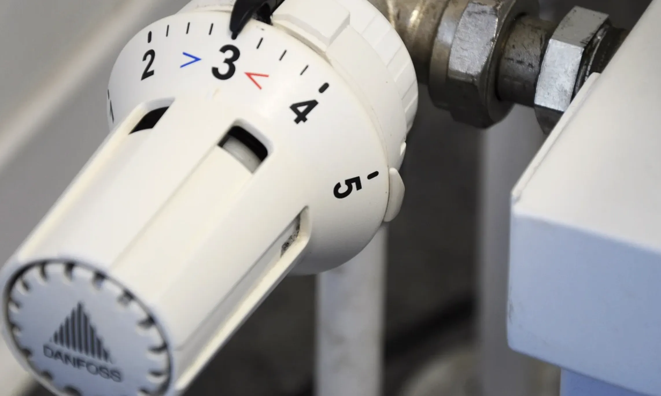 Una de les mesures que es demana a la població per treballar per l'estalvi energètic, és la regulació de les temperatures de la calefacció i l'aire condicionat.