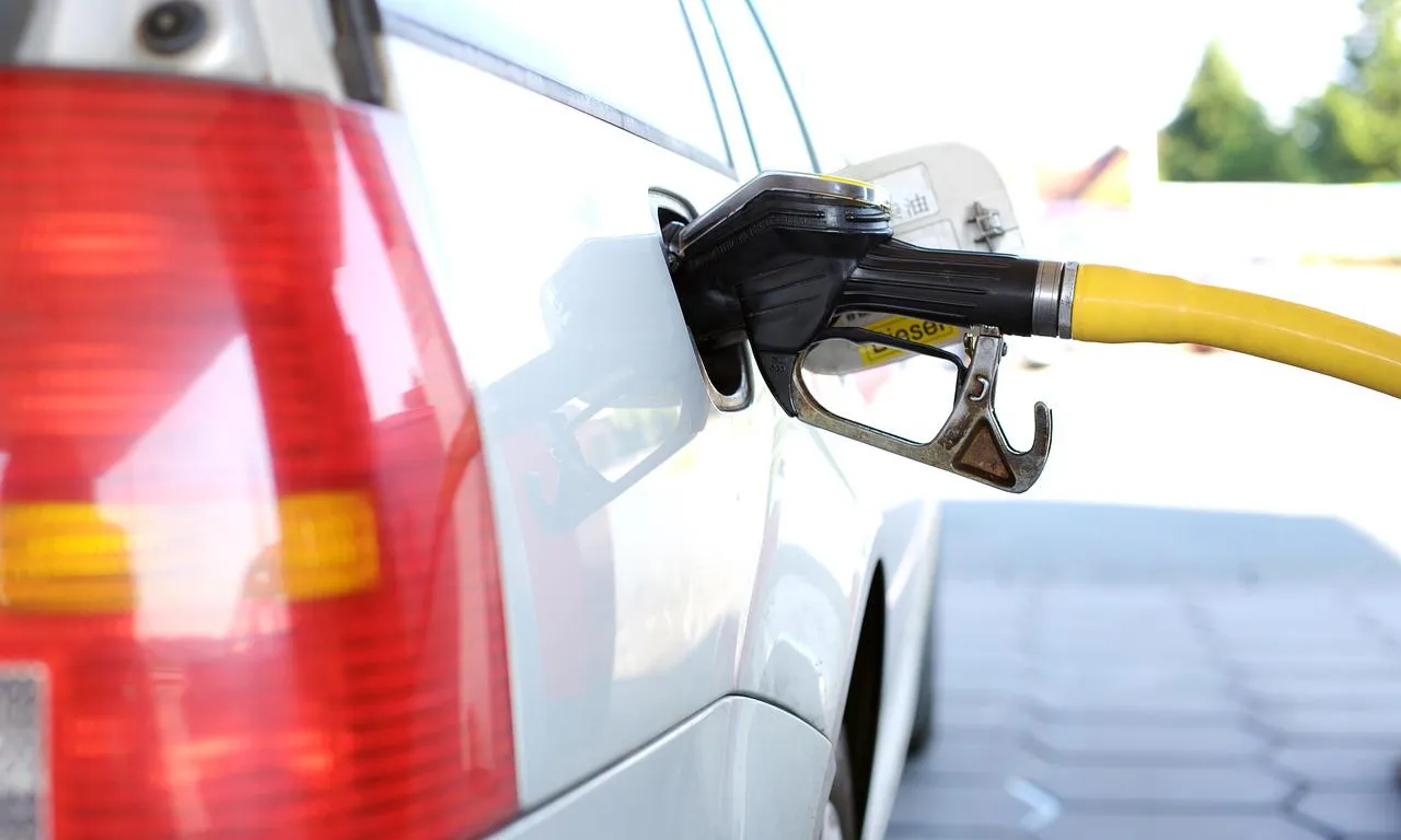 Aquesta crisi energètica ha afectat directament el mercat internacional del petroli, amb una alça dels preus dels carburants mai vista.