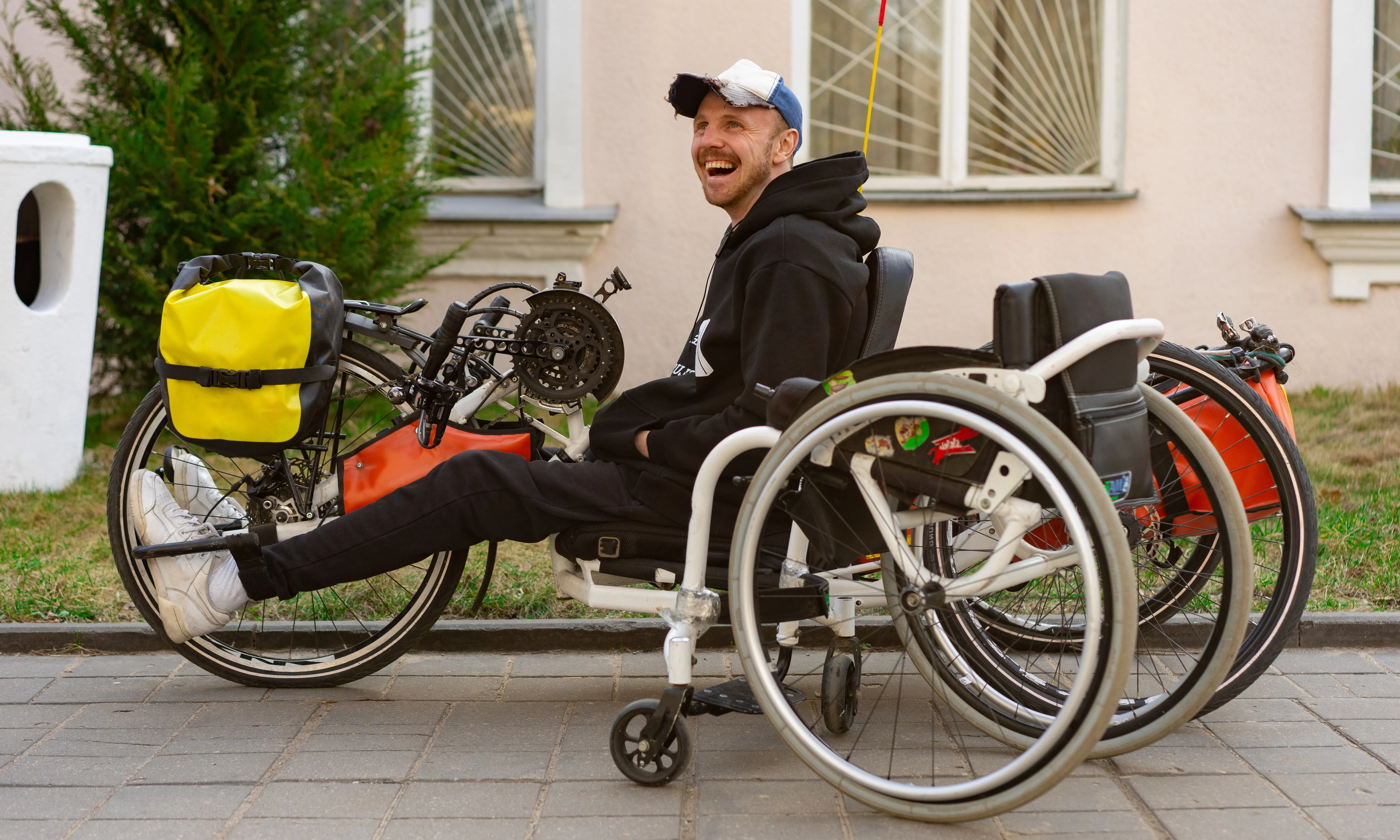 Una de les barreres amb les quals es troben les persones amb discapacitat és la desconeixença d'iniciatives que fomenten la producció de les bicicletes adaptades.