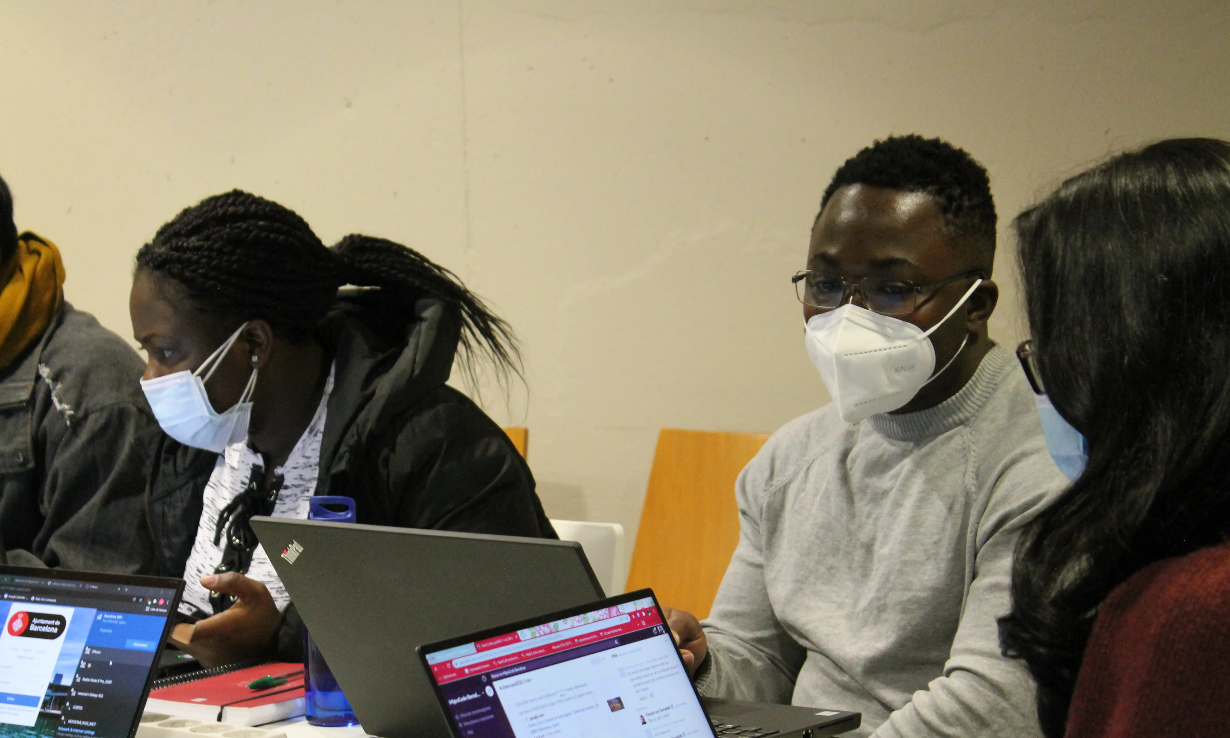 El projecte ofereix cursos de diferents nivells per potenciar la inserció laboral en el sector tecnològic.